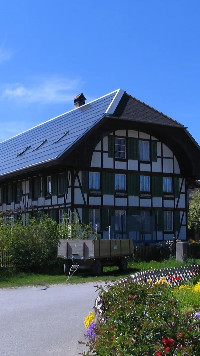Solaranlage auf Schweizer Dach mit Alpenblick