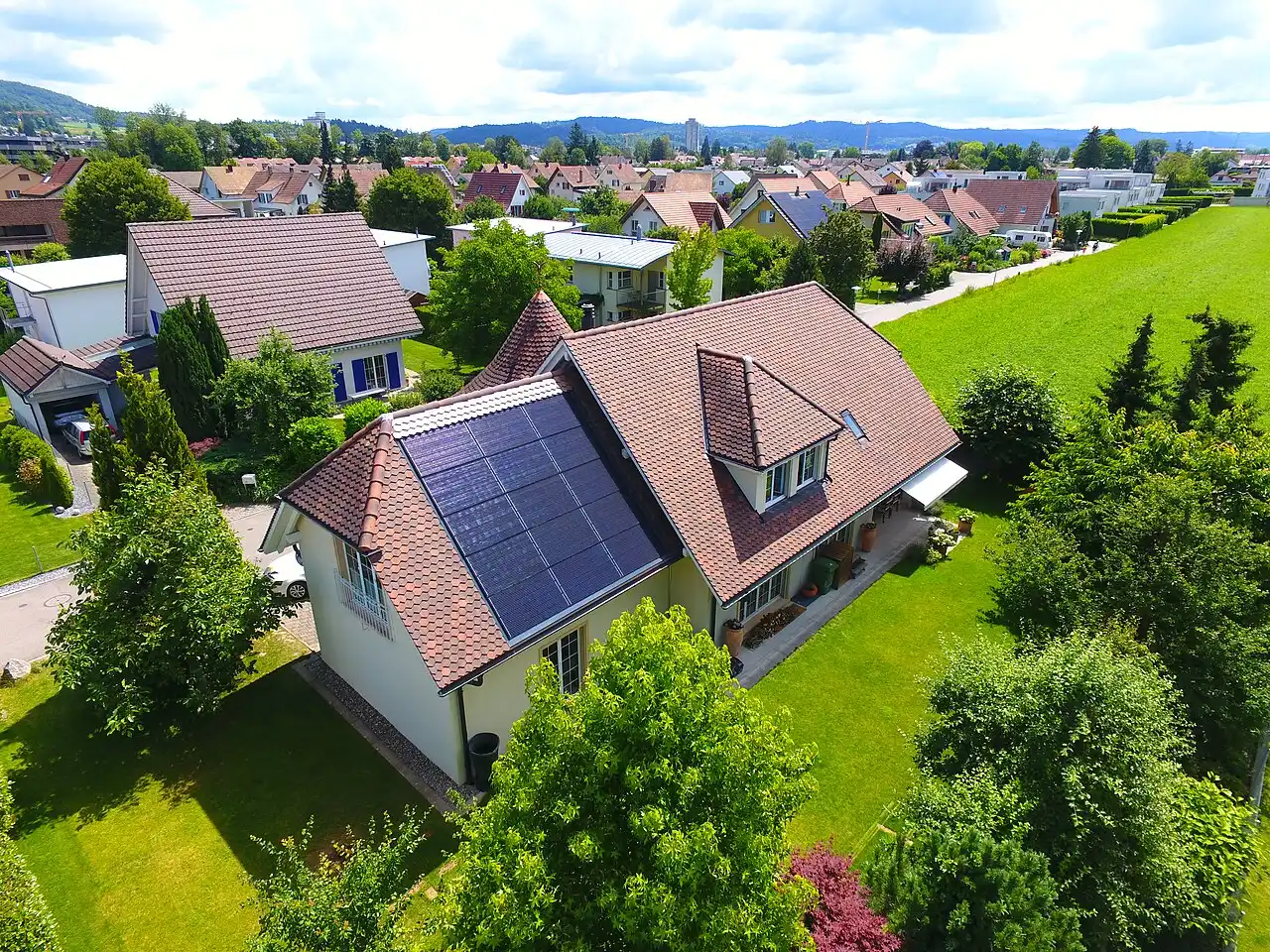 Modernes Schweizer Haus mit Solaranlage